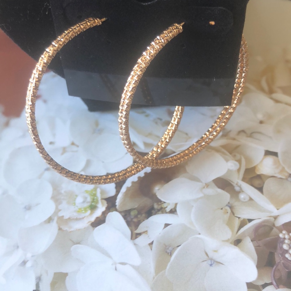 medium sized gold hoop textured earrings - Picture 1 of 4